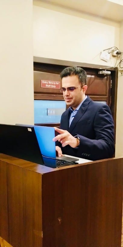 Dr Rohit Luthra Best Orthopedic | Robotic Joint Replacement | Arthroscopy Doctor | Hip & Knee Specialist Surgeon in Pune
